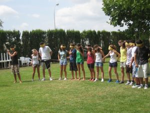 Grupo adolescentes vendaje