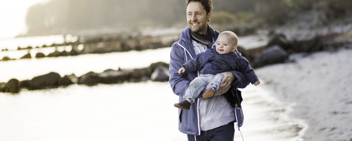 Padre con hijo en la playa