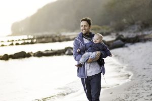 Padre con hijo en la playa